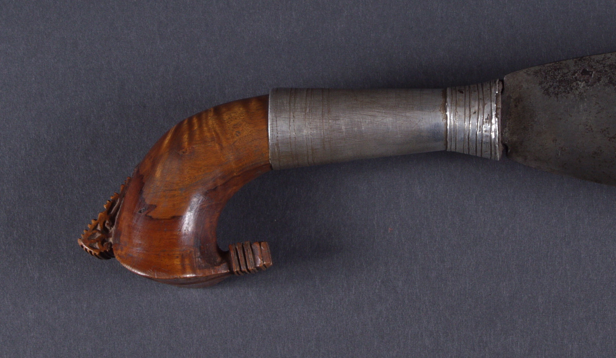 #PH193: Moro fighting Barong sword with 15" blade that shows a hardened edge