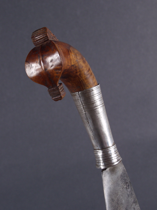 #PH193: Moro fighting Barong sword with 15" blade that shows a hardened edge